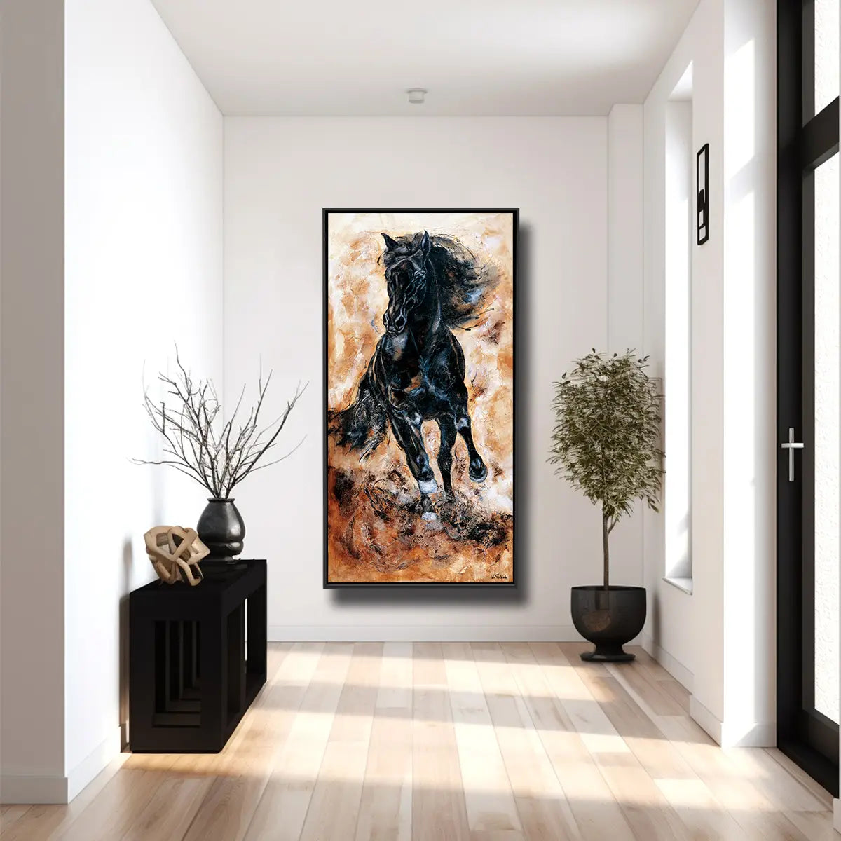 01-39 Schwarzer Hengst galoppiert mit fliegender Mähne vor weiß-beigem Hintergrund – Pferde-Acrylglasbild von Kerstin Tschech